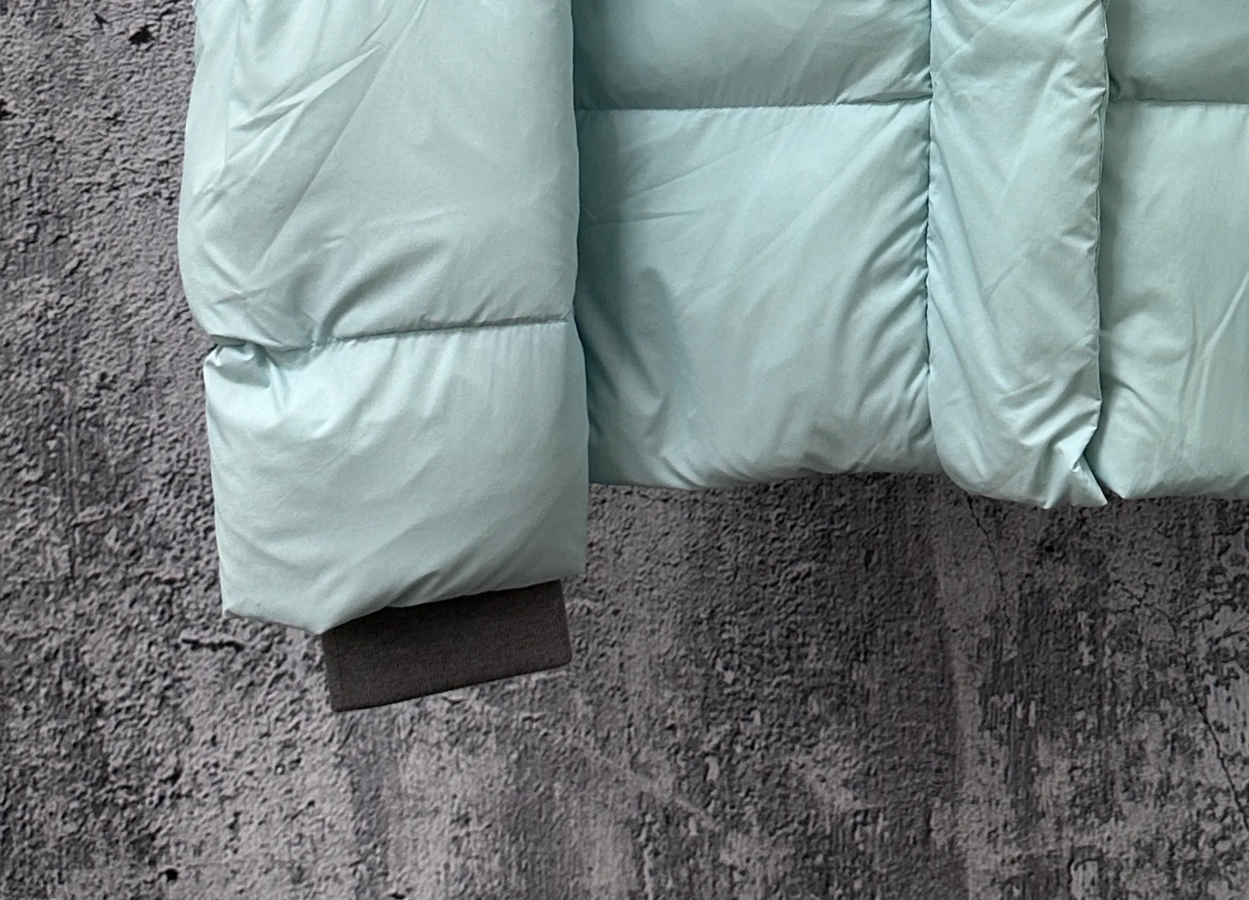 P740 【𝗖𝗔𝗡𝗔𝗗𝗔 𝗚𝗢𝗢𝗦𝗘】Capsule Series Macaron White Label Fabric: Made of soft EnduraLuxe fabric imported from DuPont, CORDURA, USA, which enhances the durability of easy-to-wear parts, is lightweight and durable; the liner is made of 400T anti-velvet gallbladder, which is comfortable, soft and non-velvet. : Equipped with a detachable hood, which can be adjusted in two directions, and is also filled with down, which brings greater softness and wrapping around the head and neck, and is full of warmth. This parka features white trim on the back and sides, and the hardware locks are all original and custom-made to match the muted fabric color. Goose label: The official website’s new series of silicone material labels, non-embroidery labels. Length: Fit hip-length. Size: XS-L